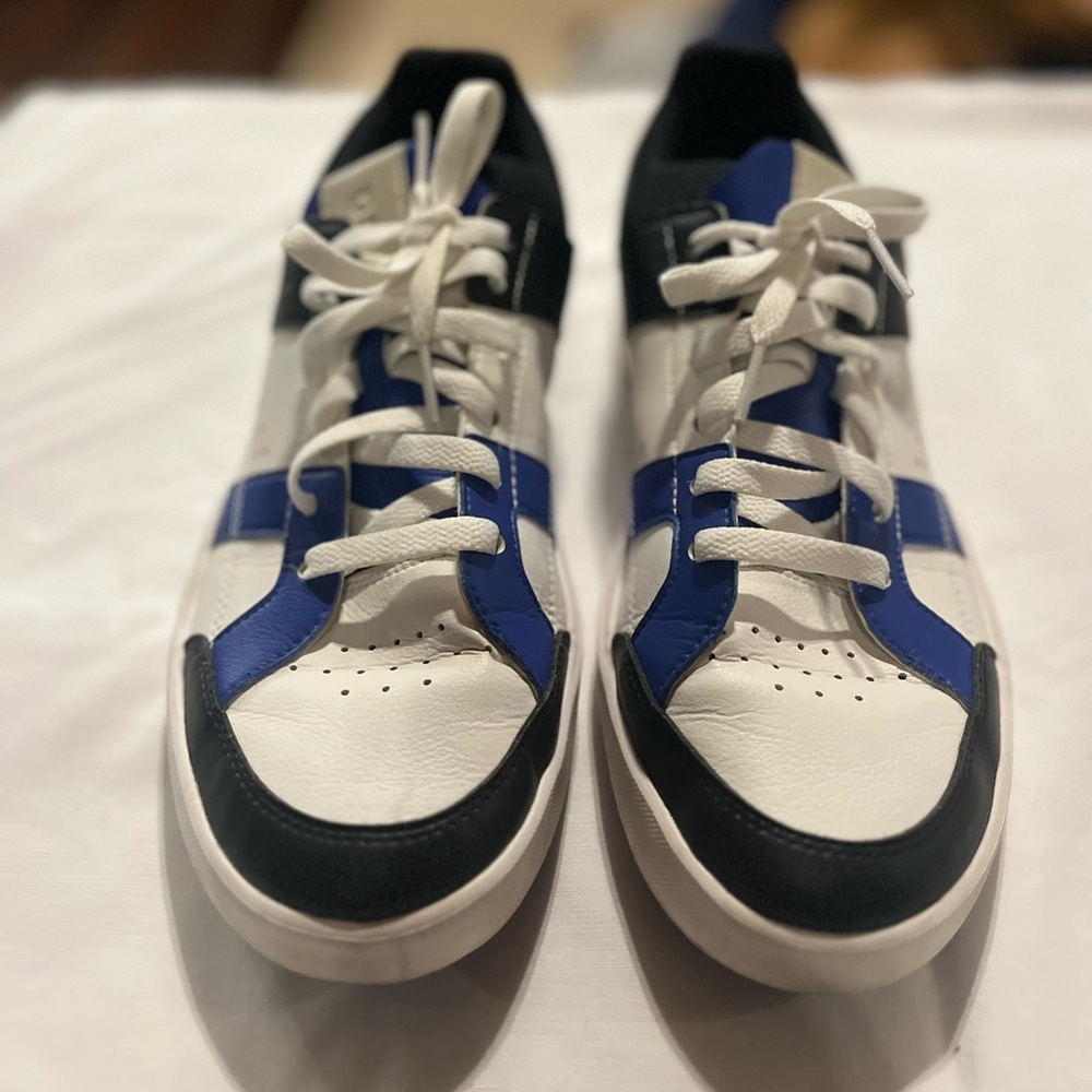 On Cloud “The Roger”. Size 8